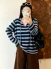 Blusa de tricô feminina plus size com decote V, cordão, blocos de cor e listras, estilo outono 2026, caimento solto e que valoriza a silhueta para mulheres plus size