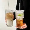 Copo de Vidro Grande Capacidade Estilo Ins com Tampa e Canudo, Design Listrado Vertical, Alto Valor Estético, Adequado para Bebidas Geladas, Suco, Café e Água
