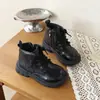 Botas Dr. Martens Infantis 2026 Outono/Inverno Novo Estilo Meninos Estilo Britânico Botas Individuais Meninas Botas de Couro Retro de Cano Médio Moda Botas Curtas