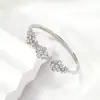 Pulsera de Diamantes Incrustados con Flores de Venta Caliente Transfronteriza para Mujer, Pulsera de Lujo Ligero de Moda Europea y Americana, Joyería de Mano Versátil Pequeña y Fresca