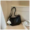 Bolsa tote vintage de grande capacidade para mulheres, novo modelo 2026, bolsa de ombro casual versátil de nicho, bolsa de ombro da moda para o dia a dia, estilo bolinho