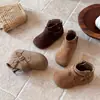 Botas para meninas 2026 outono e inverno novos sapatos infantis couro macio botas de tornozelo retrô botas simples para bebês botas Birkenstock estilosas