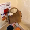 Bolso de mano casual simple de nicho estilo coreano, bolso tote pequeño para mujer, nuevo bolso de moda 2026 para ir al trabajo, al hombro y cruzado