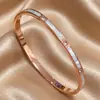 Pulseira de Aço Titânio de Alta Qualidade com Madrepérola Branca para Mulheres Incrustada com Diamantes Pulseira de Personalidade Simples Design de Nicho Pulseira de Aço Inoxidável