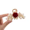 Pinza para el pelo vintage de rosa roja y lirio del valle con mariposa tachonada de diamantes y pinza de tiburón, un sofisticado accesorio para el cabello para crear un recogido elegante, perfecto para novias
