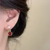 Pendientes de Perla Flor Roja para Mujer, Pendientes de Nuevo Estilo 2026, Exquisitos y Compactos Pinzas para Oreja de Espiral Antimosquitos sin Perforación