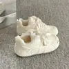 Zapatillas de entrenamiento cálidas con felpa para mujer 2026 nuevo estilo popular invierno zapatos de algodón de dos capas suela gruesa zapatillas blancas pequeñas zapatillas de plataforma de moda