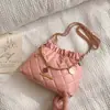 Bolsa de ombro feminina popular deste ano com bordado de losango, cordão e corrente, modelo balde, novidade inverno 2023