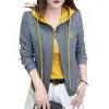 Nueva Moda Primavera y Otoño 2025 Camiseta de Manga Larga Spliced con Capucha Falsa de Dos Piezas Estilo Femenino Ropa de Mamá Top Holgado