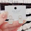 Pendientes pequeños y exquisitos con letras cuadradas sencillas para mujer, diseño coreano, con fritillaria natural, de plata, con broche, pendientes de súper hada.