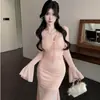 Novo vestido de malha decotado, longo, sexy, de manga longa, com mangas sino, para primavera, verão e outono, com elegância francesa e estilo de deusa