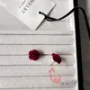Brincos de Coração Vermelho de Veludo Design de Nicho Brincos Vermelhos de Alta Qualidade para Mulheres 2025 Novos Brincos Retrô Únicos