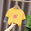 G2430# camiseta de algodão de manga comprida para meninas, imitação de duas peças, novo estilo estrangeiro, casaco de outono infantil, camiseta, roupas infantis de primavera e outono