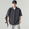 Camisa polo blanca de hombre de manga corta, estilo nuevo verano 2026, dos piezas de imitación, holgada, versátil, transpirable, top tipo camiseta al por mayor