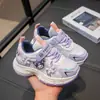 Zapatillas deportivas para niñas con suelas blandas, nueva colección primavera 2025, parte superior de malla, diseño de Kuromi, antideslizantes, modernas, para niños