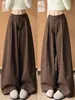 Calça feminina estilo coreano, cor de café, corte relaxed, perna larga, coleção outono 2026, cintura alta, modelagem solta, emagrecimento e valoriza silhuetas petite, com design de perna curva