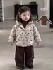 Conjunto cálido de invierno para niños: conjunto elegante y versátil para niñas pequeñas, que incluye una capa base marrón, pantalones casuales y una chaqueta gruesa de algodón - un conjunto de tres piezas