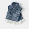 Novo colete de primavera para meninas, colete jeans estiloso com acabamento em renda para bebês, peça externa da moda