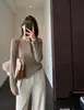 Estilo popular: una camiseta de manga larga de color liso, holgada y que estiliza, con un bajo con volantes, perfecta para usar sola o como capa interior.; nuevo para otoño 2026