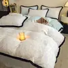 Juego de cuatro piezas de terciopelo de leche tallado, sábana bajera de forro polar coral engrosada, funda de edredón suave, sábana ajustable y juego de ropa de cama de tres piezas