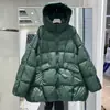 Jaqueta de Penas para Mulheres 2026 Outono e Inverno Estilo Coreano Corte Solto Tamanho Grande Penugem de Pato Branco Silhueta Solta Casaco de Comprimento Médio com Capuz