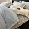 Acabado totalmente mate, diseño de bola de pelo de conejo retro, juego de ropa de cama de cuatro piezas engrosado para invierno, con sábanas y fundas de edredón de terciopelo de leche y forro polar de coral bordado