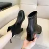 ¡La producción en línea de montaje equilibra comodidad y tendencia, creando los zapatos perfectos para mujer!