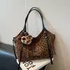 Bolsa Casual Retro Grande Capacidade Estampa de Leopardo 2025 Nova Versátil para o Dia a Dia Bolsa de Ombro Feminina Bolsa Tote para Estudante Universitário