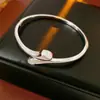 Pulseira com Fivela Oval cravejada com Diamantes Banho de Ouro Real 18K Pulseira Estilo Palácio Retrô Joia de Luxo Acessível de Alta Qualidade para Mulheres