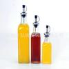Venta al por mayor de fábrica suministros de cocina botella de aceite de vidrio botella de vidrio cuadrada botella de salsa de soya vinagre botella de condimento con boquilla