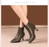 Botas curtas de couro macio com saltos finos altos para mulheres, novo estilo inverno 2026, bico fino, sapatos de couro pelúcia da moda, botas versáteis de outono e inverno