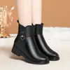 Botines de cuero suave con tacón grueso de invierno para mujer, zapatos de lana, algodón y cuero con forro polar de tacón medio para madres de mediana edad, zapatos de algodón, botas de talla grande
