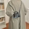 Bolsa de mão quadrada pequena com poás de alta qualidade, nova moda 2026, bolsa de ombro versátil, bolsa transversal, estilo para o dia a dia, pura e chique