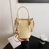 Bolso Pequeño de Mano a la Moda para Mujer 2025 Nuevo Diseño Nicho Bolso de Cubo de Hombro Trendy Bolso Casual Cruzado