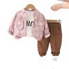 Ropa para niños, traje de bebé de primavera y otoño 2025, nuevo conjunto de tres piezas de chaqueta vaquera con solapa teñida para niños y niñas de manga larga