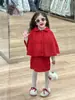 Chegada de Inverno 2024 Estilo Coreano Roupa Infantil Roupa de Ano Novo para Menina Capa Vermelha Colete com Laço Vestido Vestido