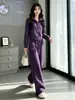Conjunto deportivo casual de alta gama en color morado para mujer, con una sudadera con capucha de moda, corte ajustado y que favorece la figura, y pantalones de pierna ancha, perfecto para otoño.