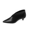Botas de tornozelo de couro de vaca de salto gatinho elegante retrô francês 2022 outono e inverno Novos botins de salto médio fino pontiagudo com boca em V para mulheres