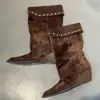Botas de Caballero Retro Maillard para Mujer, Botas Adelgazantes de Tacón de Cuña Remachado y Punta Fina, Botas Vaqueras Occidentales, Botines de Tacón Alto