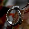 Acero Guerrero nuevo anillo de serpiente de cola de acero inoxidable personalidad anillo retro moderno zodiaco forma de serpiente anillo de acero de titanio