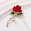 Nuevo Broche de Rosa Roja con Elegancia de Alta Gama, Elegante Diseño Floral Rojo, Moderno Accesorio de Broche de Perlas