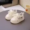Tênis Esportivo para Bebê 2026 Novidades Primavera/Outono Sapatos Infantis Unissex Sapatos para Crianças Pequenas Sola Macia Confortáveis Tênis Casual Sapatos Brancos