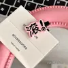 Horquilla con texto creativo y divertido para mujer, bonita y personalizada, con forma de pico de pato, para estudiante, con flequillo lateral, estilo roto (2024)