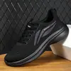 Talla grande Amazon deseo venta al por mayor transfronteriza casual zapatillas de suela blanda zapatos transpirables malla tejida con mosca zapatos para correr hombres