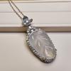Colgante de calcedonia blanca hielo natural con ramas doradas y hojas de jade, material de caballo, collar de hoja de hielo, colgante de jade con incrustaciones para mujer, lote