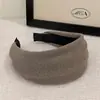 Faixa de Cabelo de Veludo Fina com Salto Alto e Borda Larga para Mulheres 2026 Novo Estilo para Lavar o Rosto Acessórios de Cabelo Modernos e Elegantes