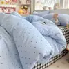 Conjunto de quatro peças de gaze dupla camada fofa de alto peso com bolinhas de desenho animado fofas, lençol e capa de edredom para dormitório estudantil