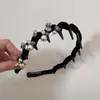Diadema de Terciopelo con Pedrería para Mujer Modelo Nuevo 2026 Diadema Envuelta en Perlas Grises con Elementos de Diseño, Altura Aumentada, Antideslizante, Pinza para el Cabello Dentada