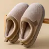 Pantuflas de Peluche Yuangang para Mujer en Otoño e Invierno Estilo Nuevo Hogar Interior Antideslizantes Cálidas Forradas de Polar Algodón Pantuflas para Hombre Venta al por Mayor