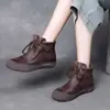 Botas Curtas Retrô Versáteis com Bico Redondo e Solado Plano para Mulheres 2026 Outono e Inverno Novas Botas de Estilo Étnico Botas Casuais para Mães